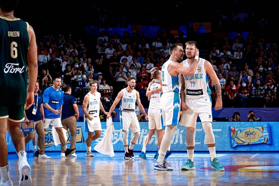 Fotografija: Luka Dončić (desno), Zoran Dragić in vsi drugi člani slovenske reprezentance so si dali duška po dragoceni zmagi. FOTO: FIBA