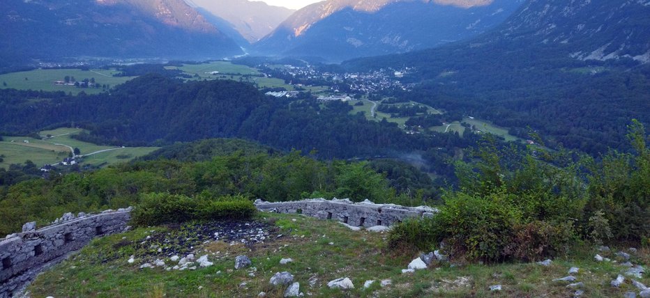 Fotografija: Pogled na Bovec in lepo vidna puškarska mesta FOTOGRAFIJE: Janez Mihovec