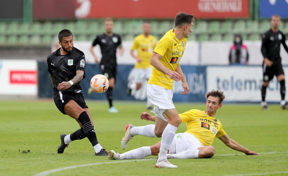 Fotografija: Gašper Trdina (na tleh) je za obrambnega zveznega igralca v tej sezoni izjemno učinkovit. FOTO: Blaž Samec