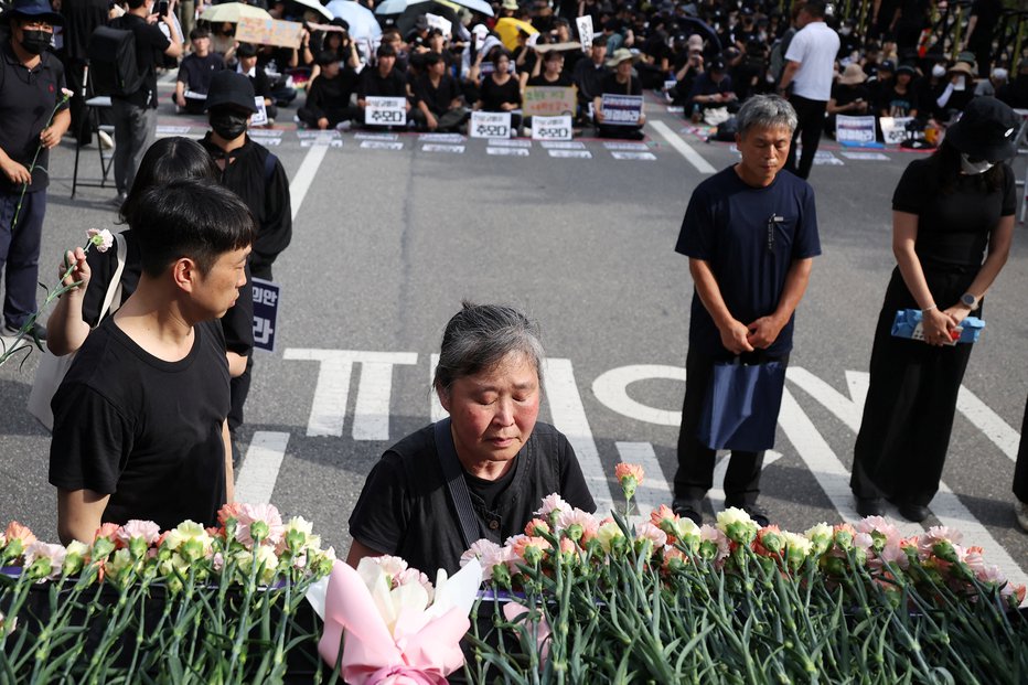 Fotografija: Spomnili so se tudi tistih, ki v poklicu niso več zdržali. FOTO: Kim Hong-ji, Reuters