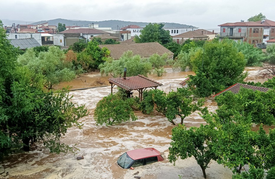 Fotografija: Neurje v mestu Volos. FOTO: Eurokinissi Via Reuters