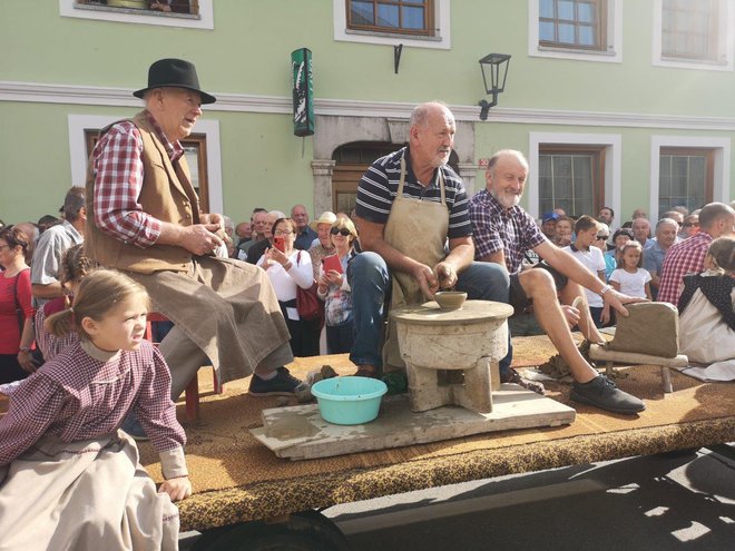 Lončarji na vozu: prikaz obdelovanja gline