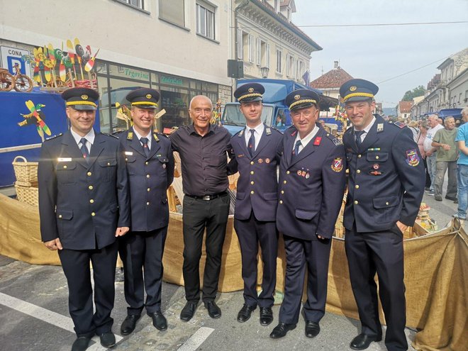 Častni gost med dolenjevaškimi gasilci, z leve: Leon Zobec, Jurij Bojc, Matej Lesar, Ivo Boscarol, Franci Gorše in Andrej Lesar