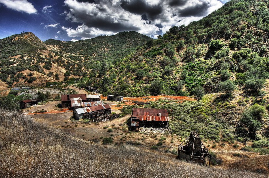 Fotografija: Včasih je bilo v Kaliforniji živahno rudarsko mestece New Idria, danes je to mesto duhov in privablja številne turiste. FOTO: Benito County