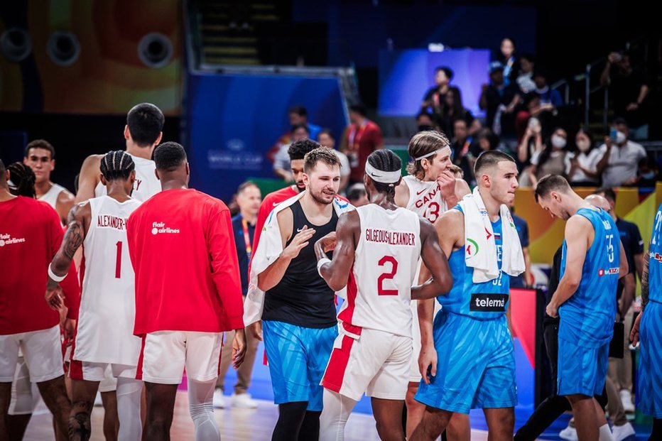 Fotografija: Shai Gilgeous-Alexander si je ob prvi uvrstitvi Kanade v polfinale SP prislužil čestitke Luke Dončića. FOTO: FIBA