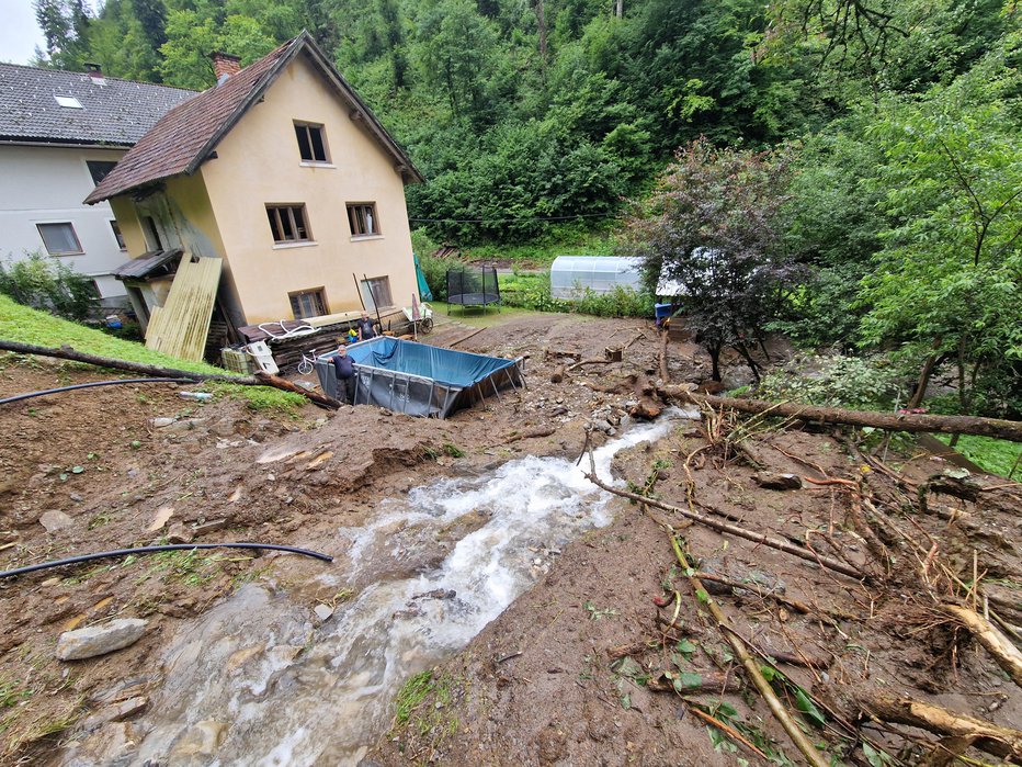 Fotografija: Poplavljena zemlja je lahko onesnažena z mikroorganizmi iz kanalizacije oziroma greznic ter nevarnimi kemikalijami. FOTO: Občina Železniki