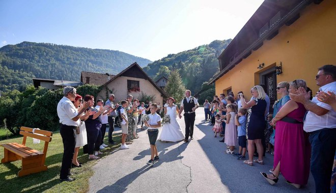 Uroš je Lucijo najprej zasnubil z obročkom s pokrovčka plastenke vode, nato pa kupil še zaročni prstan.