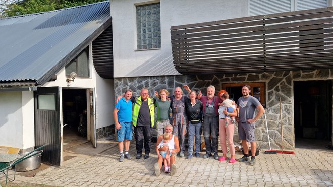 Ekipa, ki je pomagala pri eni od prizadetih družin. Pri meritvah in sporazumevanju jim pomaga domačin David Božiček (skrajno desno), sicer raziskovalec na Fakulteti za gradbeništvo in geodezijo v Ljubljani. FOTO: Dennis Brandt