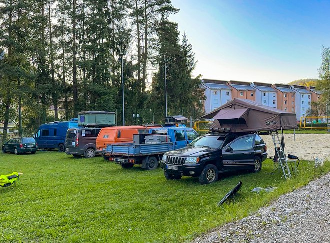 Tabor nomadskih prostovoljcev v Mežici, ki so samooskrbni. Potrebujejo le tuše in stranišče. FOTO: Dennis Brandt