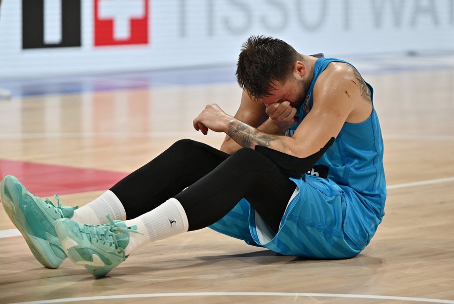 Fotografija: Luka Dončić je v Manili trdo pristal na tleh. FOTO: Lisa Marie David, Reuters