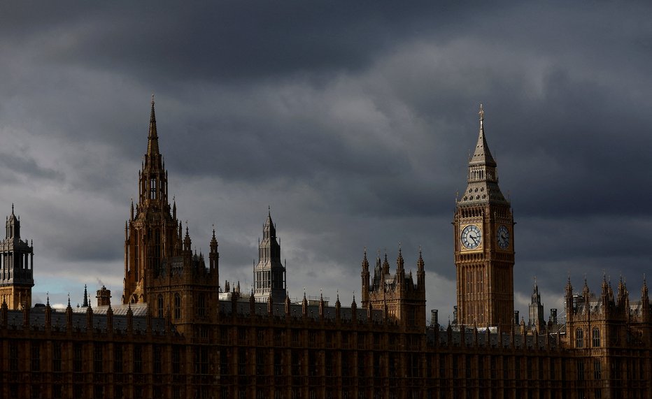 Fotografija: Eden od moških, raziskovalec v britanskem parlamentu, je bil domnevno povezan s konservativci. FOTO: Peter Nicholls, Reuters