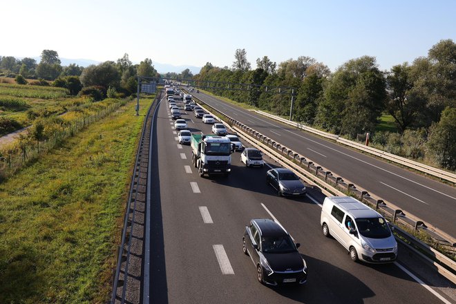 Gneča na ljubljanski obvoznici zaradi smrtne prometne nesreče. FOTO: Črt Piksi