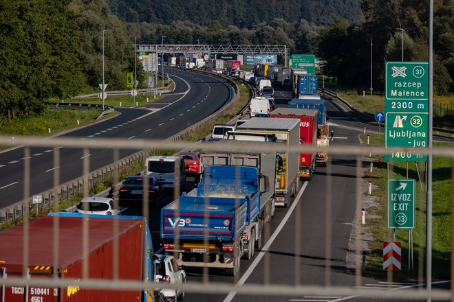 Gneča na ljubljanski obvoznici zaradi smrtne prometne nesreče. FOTO: Črt Piksi