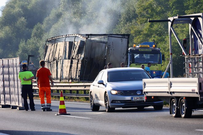 Posledice nesreče na ljubljanski obvoznici. FOTO: Črt Piksi