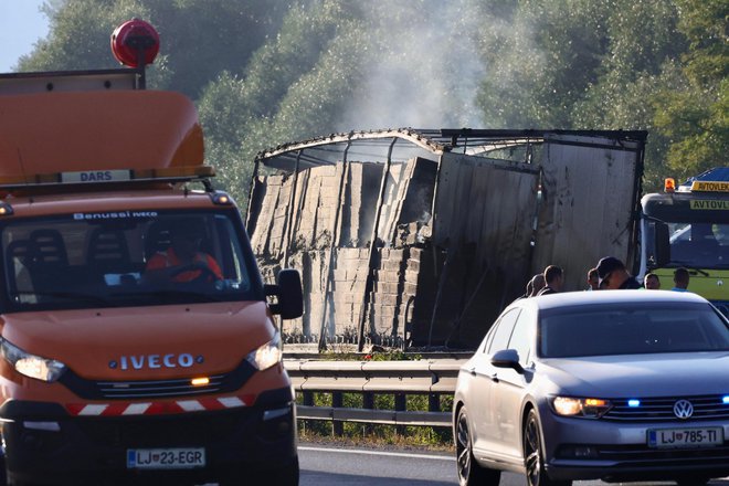 Posledice nesreče na ljubljanski obvoznici. FOTO: Črt Piksi