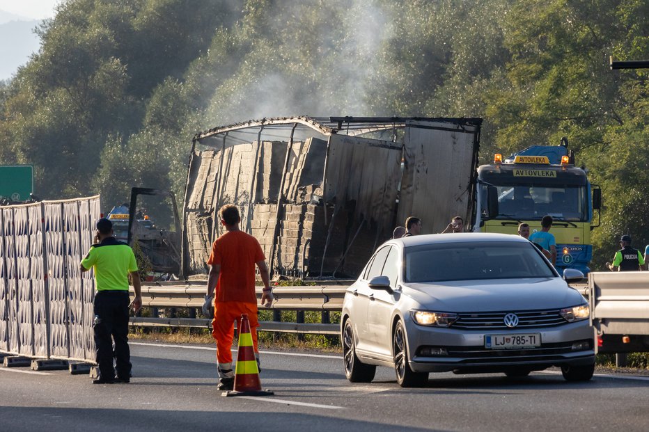 Fotografija: Nesreča na ljubljanski južni obvoznici, v kateri so umrle tri osebe. FOTO: Črt Piksi