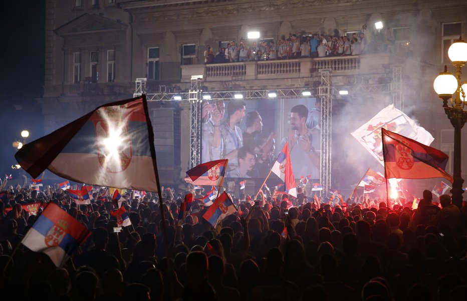 Fotografija: Košarkarji in Nole so bili deležni lepega sprejema. FOTO: Novak Djurovic Reuters