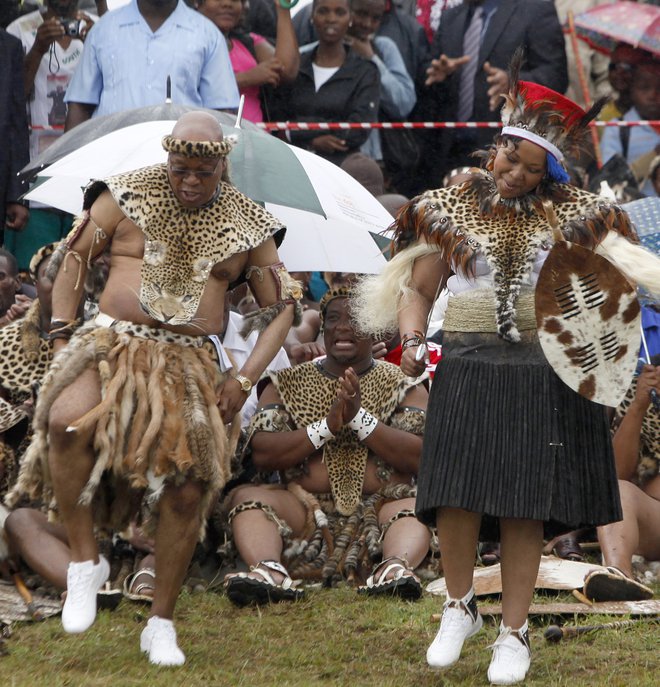 Nekdanji južnoafriški predsednik Zulujec Jacob Zuma med tradicionalnim plesom s svojo peto ženo Tobeko Madiba FOTO: Siphiwe Sibeko/Reuters