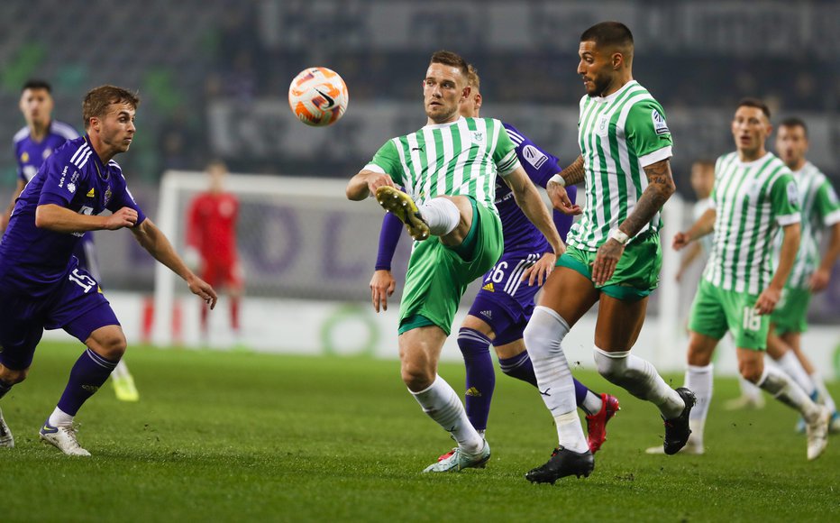 Fotografija: Jana Repasa čaka težka naloga, Timi Max Elšnik je v vrhunski formi, Rui Pedro je najboljši Olimpijin strelec (na fotografiji od leve). FOTO: Matej Družnik