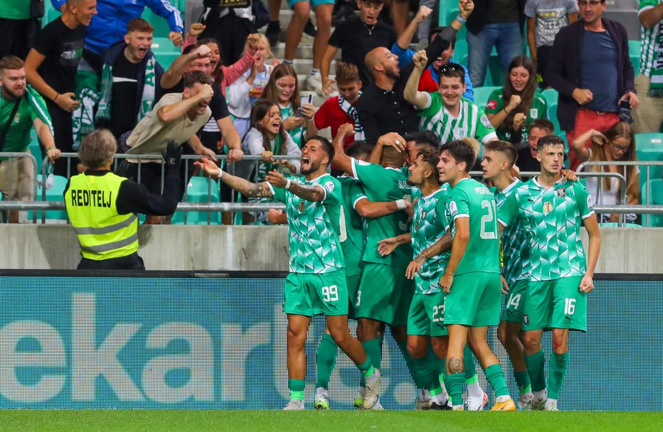 Fotografija: Ljubljančanom sta zmago prinesla strelca golov Rui Pedro (levo) in Marcel Ratnik (drugi z desne). FOTO: Matej Družnik