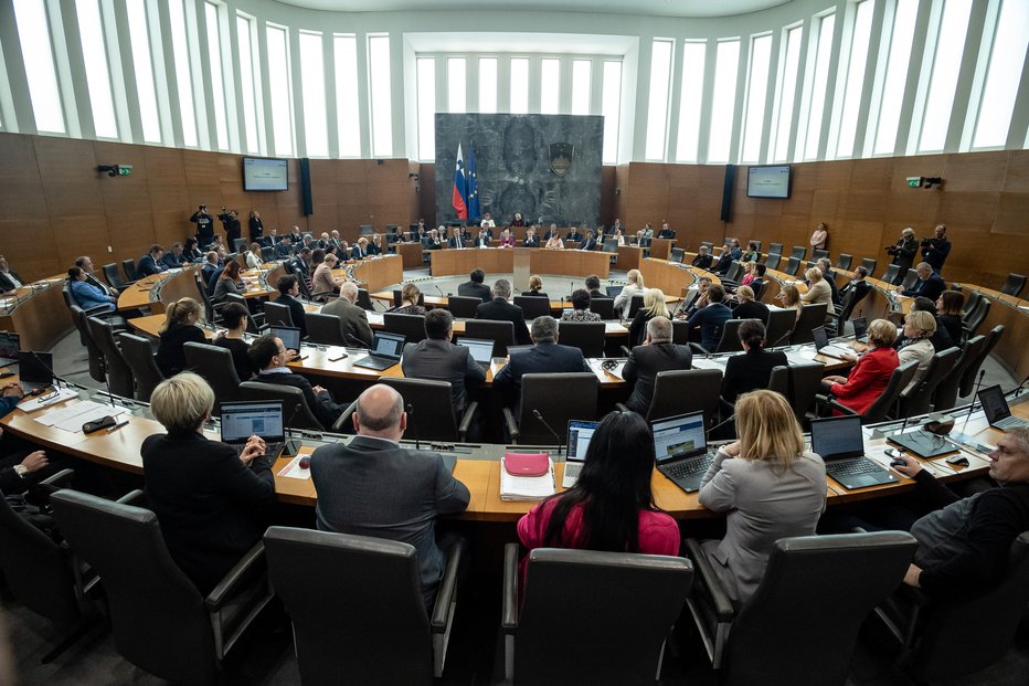 Fotografija: Golob mora v državnem zboru odgovarjati tudi na manj prijetna vprašanja. FOTO: Črt Piksi