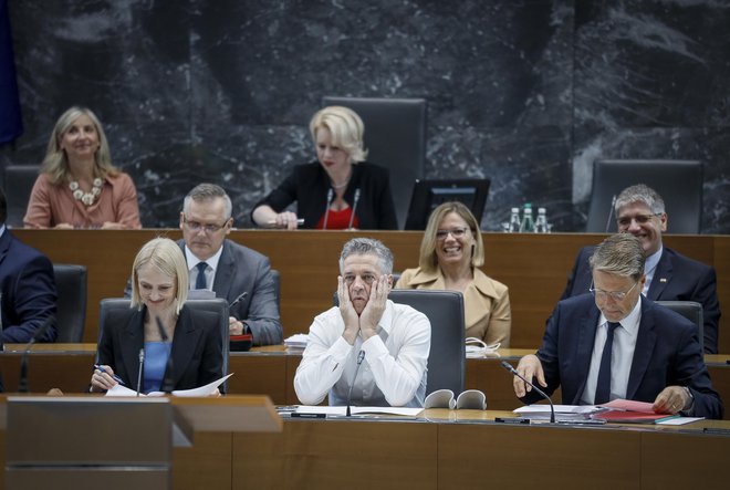 Opozicijsko stranko je zmotilo, da predsednik vlade v funkciji ministra za zdravje ni odgovarjal na poslanska vprašanja. FOTO: Jože Suhadolnik/delo