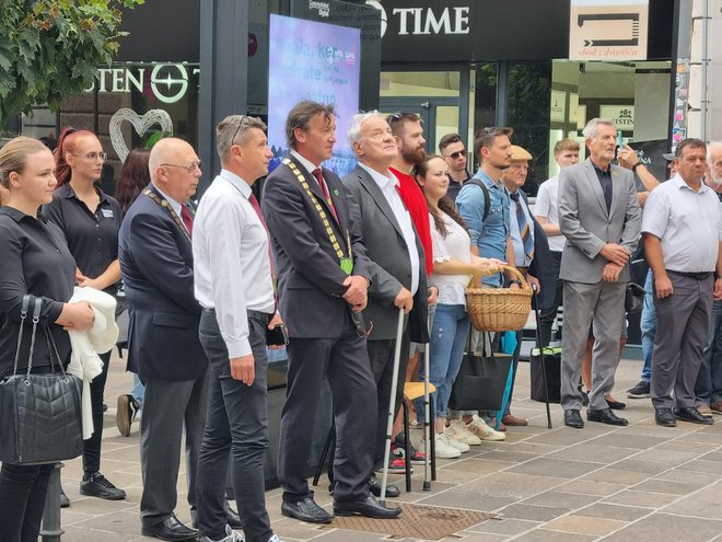 Na fotografiji z leve župan Juršincev Robert Horvat, Dušan Gerlovič, predsednik uprave Ustanove dr. Antona Trstenjaka; na sredini je Matjaž Kiler, konzul vina, na njegovi levi pa akademik Jože Krašovec. FOTO: Arhiv Ustanove dr. Antona Trstenjaka