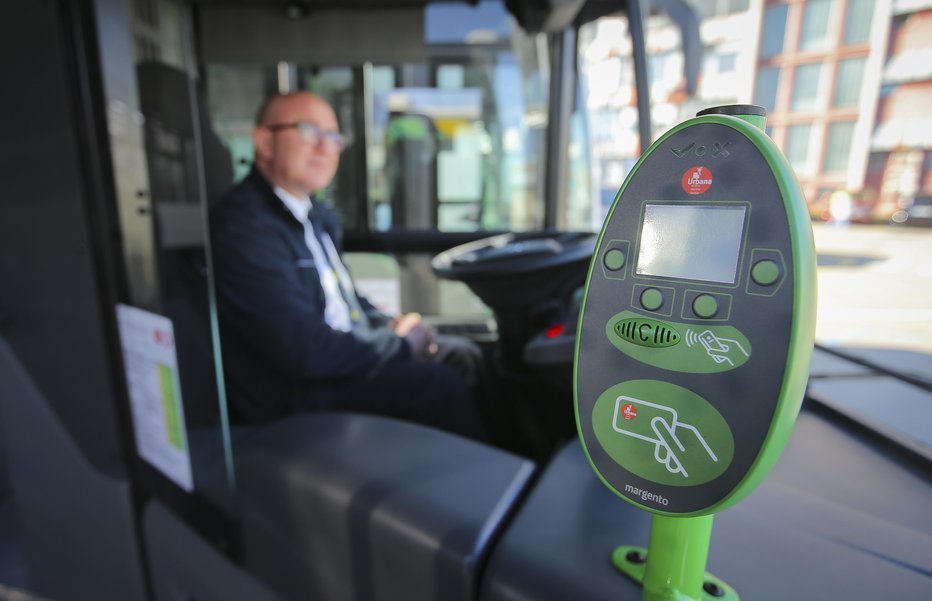 Fotografija: V Ljubljani bo do konca leta do vozovnice za avtobus mogoče priti tudi s plačilno kartico. FOTO: Jože Suhadolnik