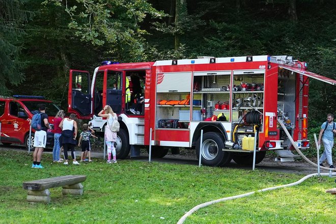 Mladi so pozorno spremljali, kaj znajo in zmorejo gasilci. FOTO: PKL