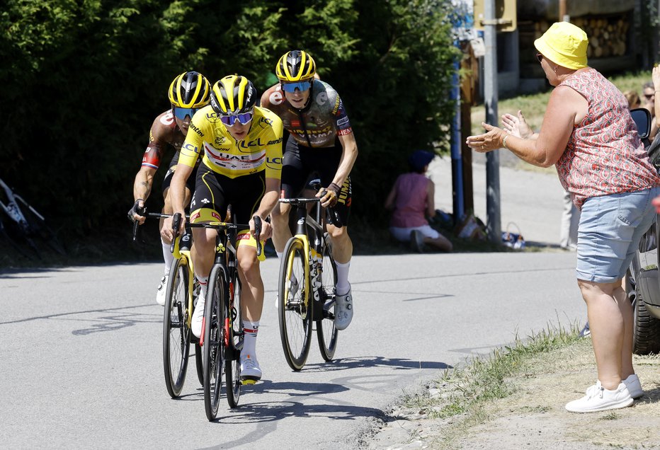 Fotografija: Tadej Pogačar (v ospredju) in Primož Roglič (za njim) sta nazadnje skupaj dirkala na lanskem Touru. FOTO: Christian Hartmann/Reuters