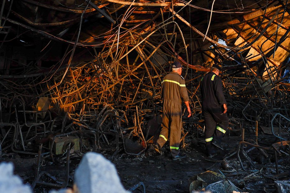 Fotografija: Poročna dvorana je popolnoma uničena. FOTO: Khalid Al Mousily, Reuters