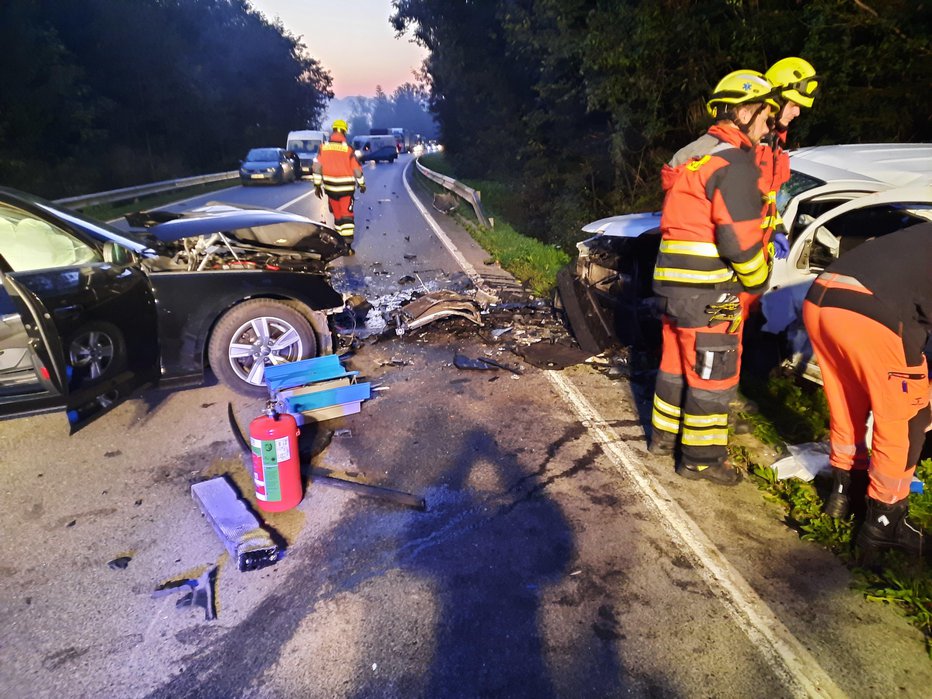 Fotografija: Na cesti Črnova–Velenje so odstranili posledice prometne nesreče. FOTO: Bralec Samir