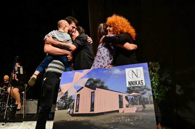 Ganljiv objem Nikoline Čeklanović in Roberta Glača, ko sta Špeli in Dominiku predala mobilno hišo NNIKAS.