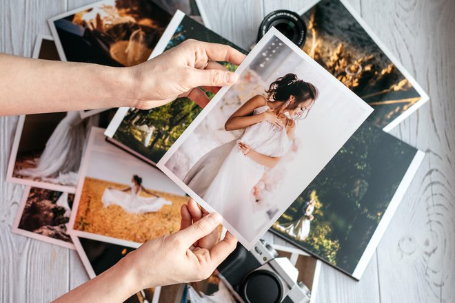 Fotografije spremenimo v digitalni format ter spravimo v spletne albume, te pa v oblak. FOTO: Kostyazar/Getty Images