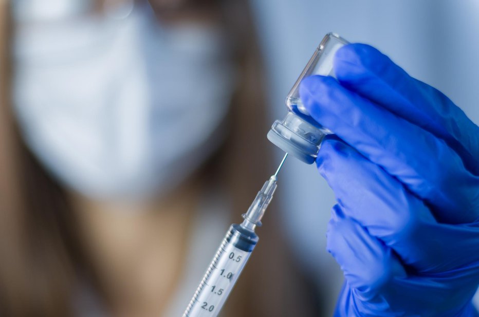 Fotografija: Vaccine in researcher hands, female doctor holds syringe and bottle with vaccine for coronavirus cure. Concept of corona virus treatment, injection, shot and clinical trial during pandemic. FOTO: Thiago Santos Getty Images/istockphoto