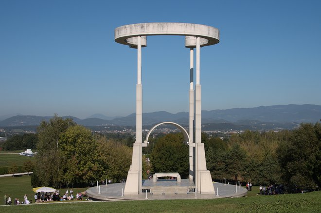 Na mestu nekdanjega taborišča so leta 2004 odprli spominski park, ki pa je še vedno nedokončan, a je po mnenju teharske župnije premalo politične volje, da bi ga v celoti uredili. FOTO: Piano Brane