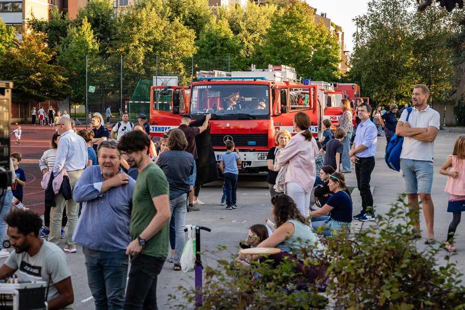 Fotografija: Šolarji so navdušeno raziskovali vozila, ki so jih pripeljali gasilci. FOTO: Črt Piksi