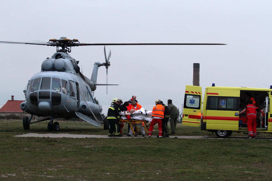 Fotografija: Tri poškodovance so s helikopterjem odpeljali v bolnišnico. FOTO: Goran Kovacic/pixsell Pixsell