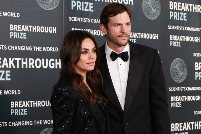 Mila Kunis in Ashton Kutcher bosta denar podarila. FOTO: Aude Guerrucci, Reuters