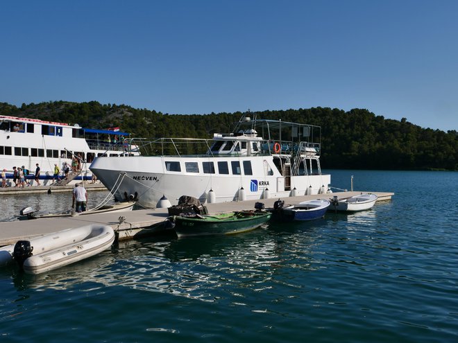 Plovilo NP Krka na privezu v Skradinu FOTO: Blaž Kondža