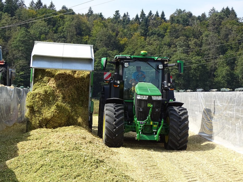 Fotografija: John deere 7R 310 ima kar 11,4 tone, kar je idealno za tlačenje koruzne silaže v koritastem silosu. FOTOGRAFIJE: Tomaž Poje