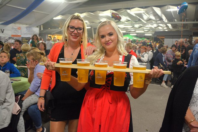 Glavna pijača tega dne in večera je bilo seveda pivo, ki so ga tudi tako stregla brhka dekleta v dirndlih.