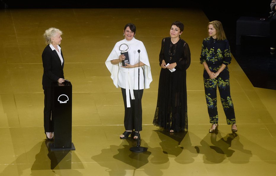 Fotografija: Jaione Camborda je prva Španka, ki je prejela zlato školjko za najboljši film. FOTO: Concha Ganadora/SSIFF