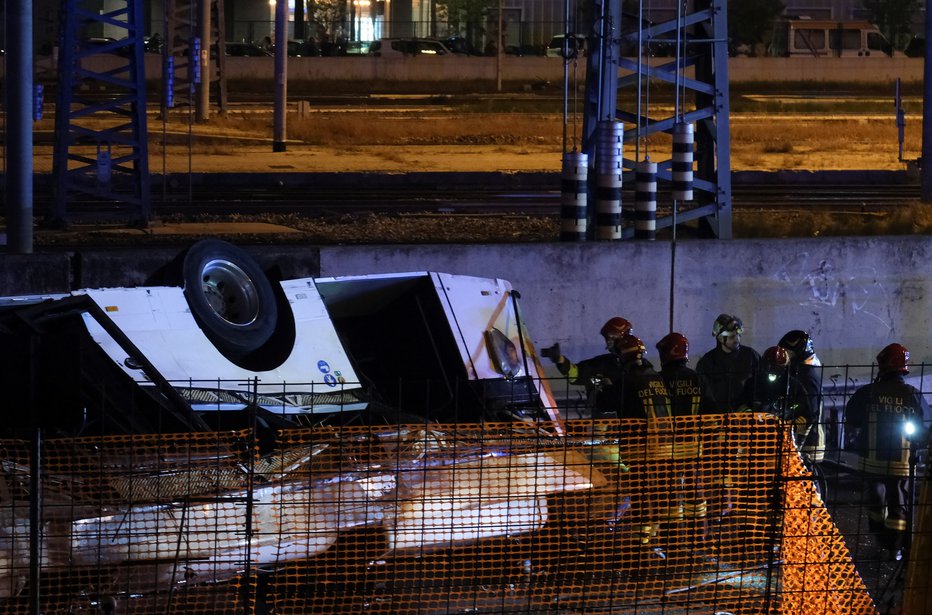 Fotografija: Firefighters work near a coach after it crashed off an overpass in Mestre, Italy, October 3, 2023. REUTERS/Manuel Silvestri FOTO: Manuel Silvestri Reuters