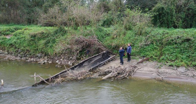 Deblak se je po več stoletjih pojavil na površju Mure in se zagozdil pri Hrastju - Moti. FOTOGRAFIJE: OSEBNI ARHIV LJUBOMIRJA ZEČEVIĆA