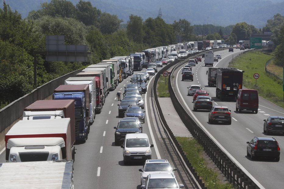 Fotografija: Dars bo toplo jesensko vreme konec tedna izkoristil za sanacijo vozišč na primorski in gorenjski avtocesti ob vstopu v Ljubljano. FOTO: Leon Vidic/delo