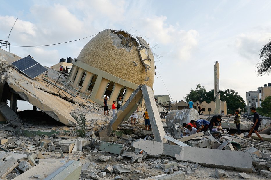 Fotografija: Uničena mošeja v izraelskem napadu v mestu Khan Younis na jugu Gaze. FOTO: Ibraheem Abu Mustafa, Reuters