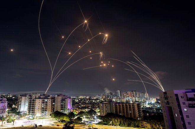 Izraelski protiraketni sistem je prestregel rakete, izstreljene z območja Gaze. FOTO: Amir Cohen, Reuters