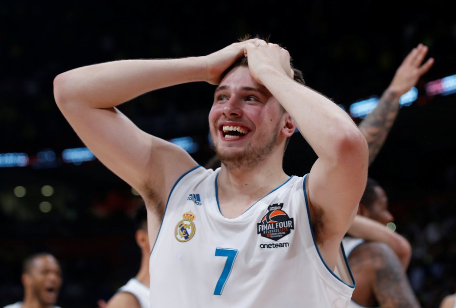 Fotografija: Luka Dončić ni mogel verjeti, da je pri 19 letih postal MVP zaključnega turnirja evrolige. FOTO: Alkis Konstantinidis/Reuters