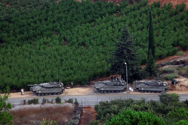 Izraelski tanki blizu Libanonske meje. FOTO: Lisi Niesner Reuters